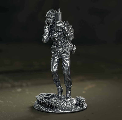 Signal Corp "Eyes on Earl" - Silver Soldier - SilverStatues.com